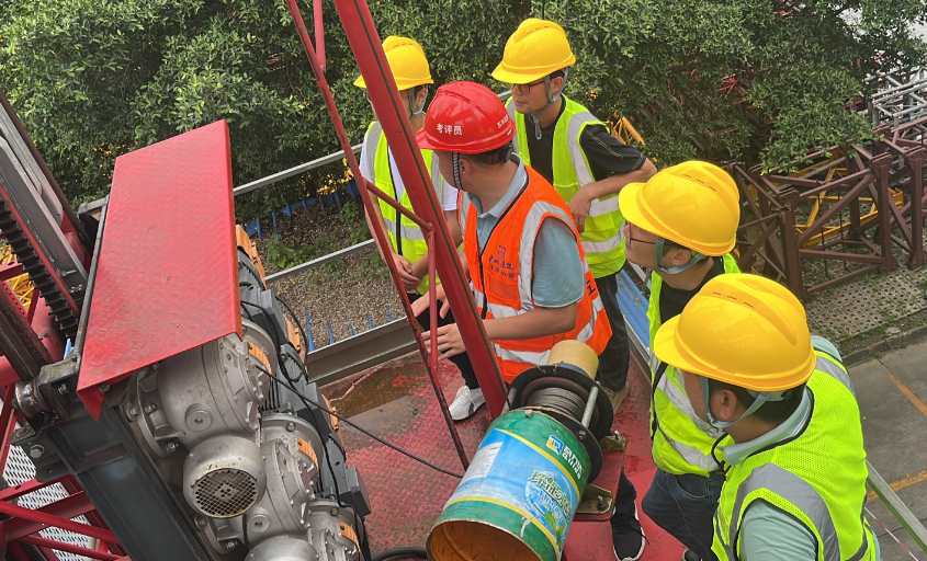 Safe operation training of construction hoists