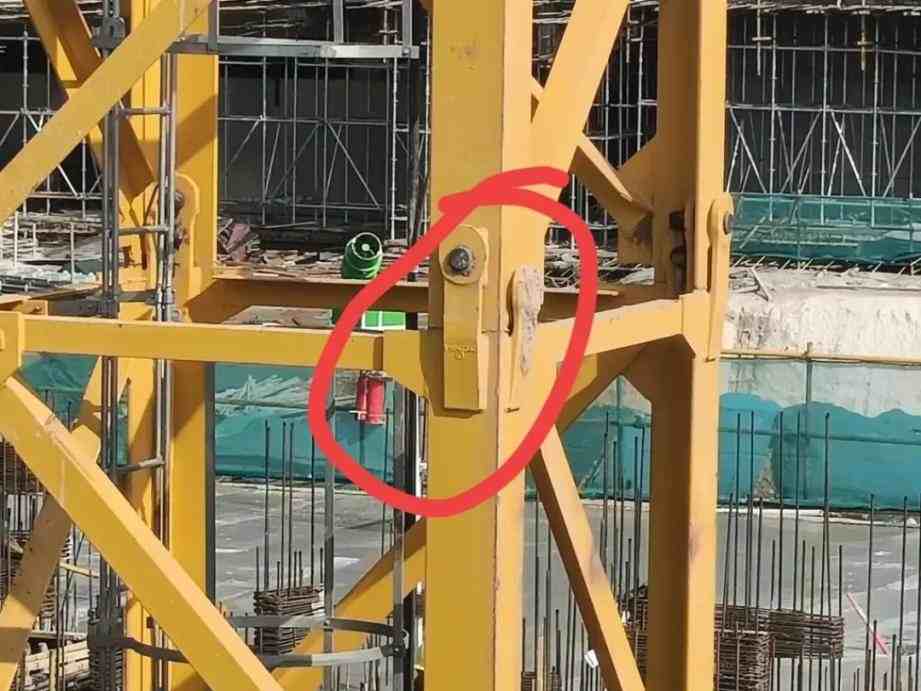 Tower crane standard section connection method