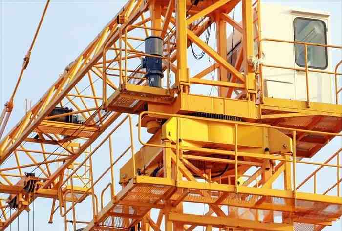 The slewing mechanism of tower cranes