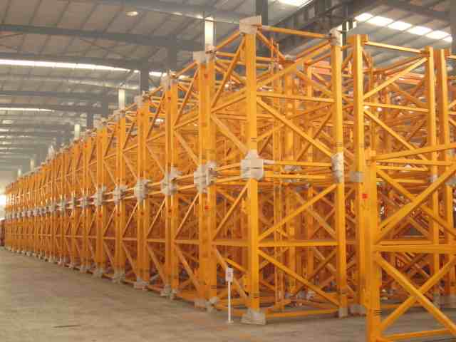 Tower crane masts of different sizes